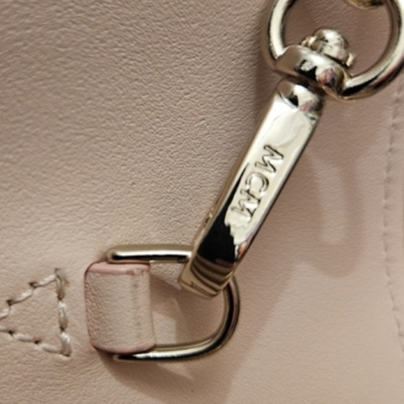 MCM Visetos Large Wallet on Chain - Picture 5 of 8